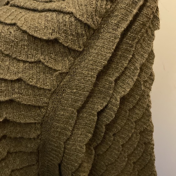 Brown knit poncho with scalloped overlay pattern - Picture 7 of 7